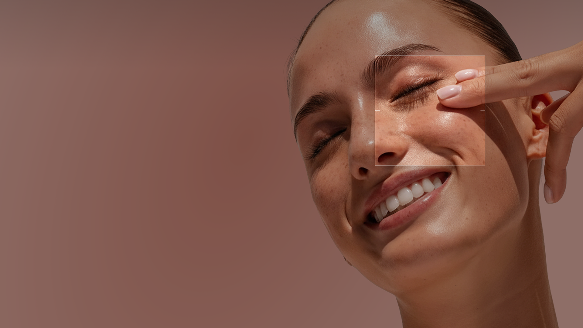 Frau die sich das Gesicht eincremt mit Highlight Effekt.